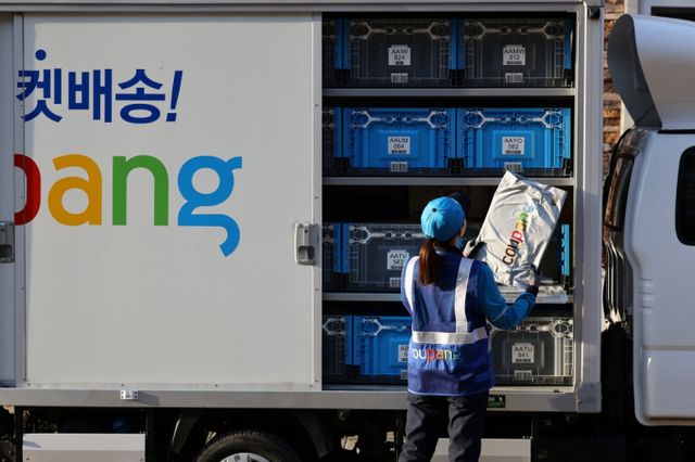 10일 쿠팡은 '2024 쿠팡 임팩트 리포트'를 발행하고 쿠팡과 물류배송 자회사인 쿠팡로지스틱스서비스(CLS)와 쿠팡풀필먼트서비스(CFS)의 직고용 인력이 지난 9월 기준 8만명을 넘었다고 밝혔다. /사진=쿠팡