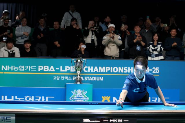 김영원이 지난 11일 경기 고양 킨텍스 PBA 스타디움에서 열린 'NH농협카드 PBA-LPBA 챔피언십 24-25' PBA 결승전에서 오태준을 꺾고 우승을 차지한 후 테이블에 사인을 하고 있다. /사진=PBA 