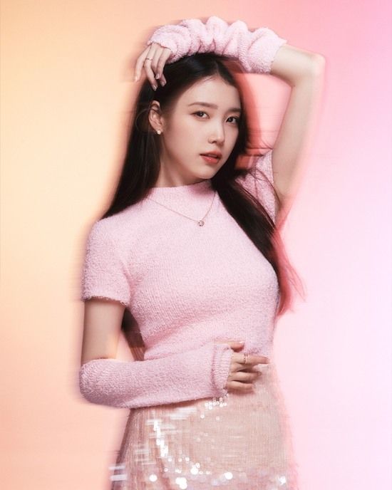 가수 겸 배우 아이유가 쥬얼리 브랜드와 함께 한 화보에서 러블리 매력을 발산했다. /사진=제이에스티나 제공