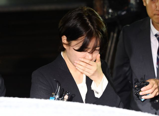 문재인 전 대통령의 딸 문다혜씨가 최근 검찰의 비대면 조사 요청에 응하지 않겠다는 의사를 전달해 검찰 조사에 차질이 예상된다. 사진은 음주운전 혐의로 입건된 문다혜씨가 지난달 18일 서울 용산경찰서에서 열린 조사를 마치고 건물을 나서는 모습. /사진=뉴시스