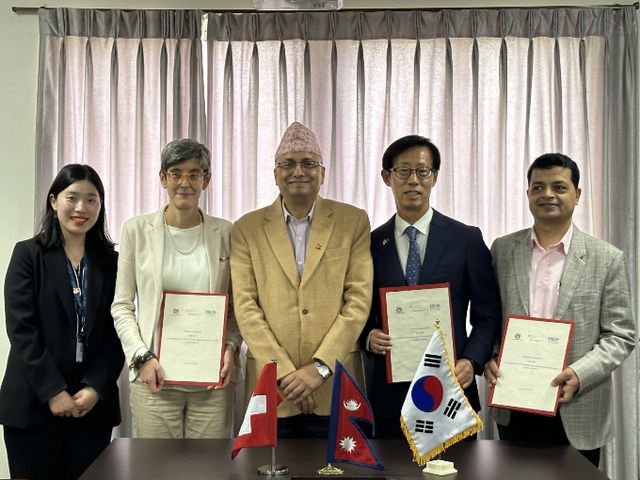 코이카가 해외에서 일하다가 네팔로 돌아간 노동자의 재정착 지원을 위한 업무혀약을 맺었다. 지난 8일(현지시각) 네팔 노동고용사회복지부 회의실에서 열린 네팔 귀환 노동자의 안정적 재정착을 위한 코이카-스위스개발협력청-네팔 노동부 3자 협정 체결식에서 공무헌 코이카 네팔사무소장(오른쪽 두번째부터 왼쪽으로), 다니엘 뫼윌리 주네팔 스위스 대사, 지브 랄 부살 네팔 노동고용사회복지부 국장이 기념사진을 촬영하고 있다. /사진=코이카