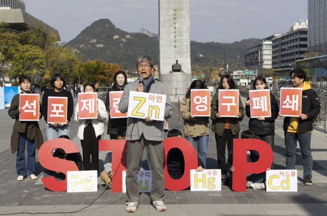 최예용 환경보건시민센터 소장이 5일 서울 종로구 광화문 광장 이순신 동상 앞에서 열린 낙동강에 불법 폐수배출하는 공해 공장 영풍 석포제련소 폐쇄 촉구 기자회견에서 모두발언을 하고 있다. / 사진=뉴시스 김근수 기자 