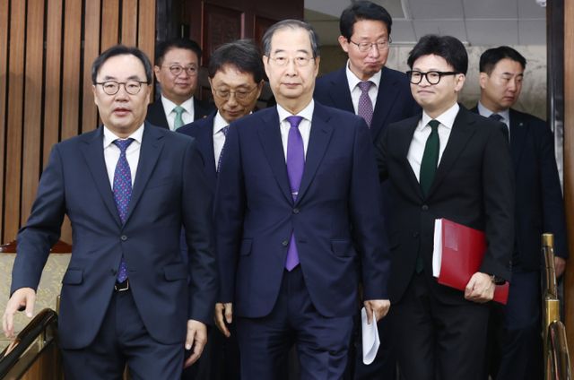 '의료 공백' 사태 해법을 논의할 여·야·의·정(여당·야당·의료계·정부) 협의체가 이날 첫 회의에 나선다. 사진은 한동훈 국민의힘 대표(오른쪽)와 한덕수 국무총리 등이 여·야·의·정 협의체 1차 회의에 참석하고 있는 모습. /사진=뉴스1