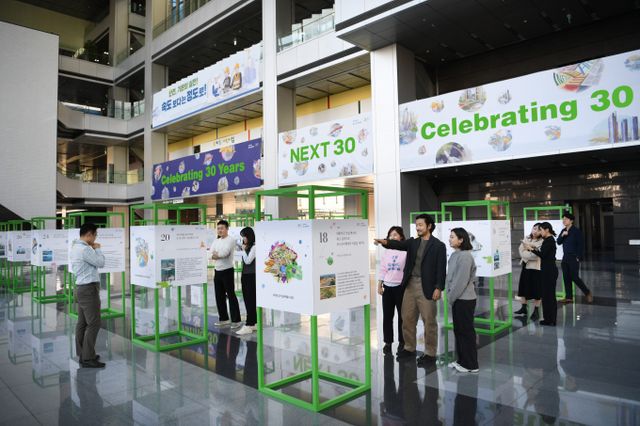 포스코이앤씨가 창립 30주년을 맞아 30개의 성공스토리를 담은 전시회를 열었다. 사진은 포스코이앤씨에서 열리는 이번 전시회 모습. /사진=포스코이앤씨