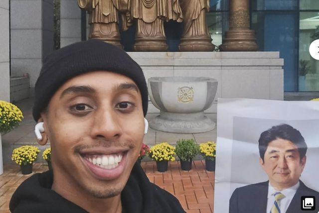 소녀상 모욕 유튜버인 조니 소말리가 편의점 업무방해 혐의로 불구속 송치됐다. 사진은 소말리가 유튜브 부계정 '조니 소말리 라이브' 채널에 아베 일본 전 총리의 사진을 들고 셀카를 촬영한 모습. /사진=유튜브 갈무리