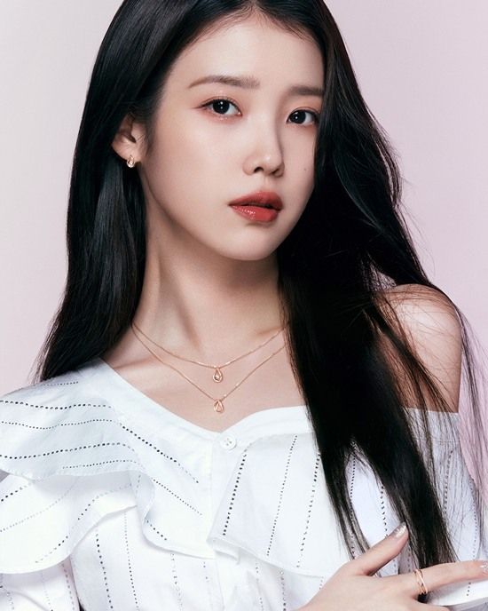가수 겸 배우 아이유가 쥬얼리 브랜드와 함께 한 화보를 공개했다. /사진=제이에스티나 제공