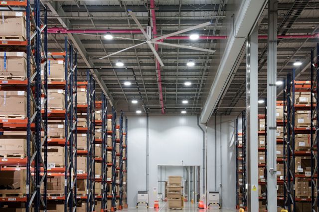 메인 창고에 들어서면 '창고형 마트'처럼 끝없이 늘어선 랙에는 6만여종의 부품을 보유할 수 있다. /사진=한국자동차기자협회 