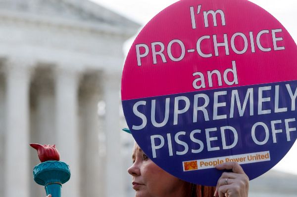 온라인에서 활동하는 미국 여성들이 한국의 페미니즘 운동에 주목하고 있다. 사진은 지난 4월 미국 플로리다 템파에서 '생식권 및 응급 낙태 치료'를 지지하는 '다이인'(die-in) 시위에 참여한 여성의 모습. /사진=로이터