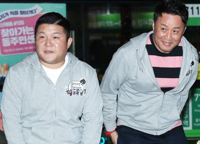 개그맨 정준하가 후배 개그맨 조세호 결혼 축의금으로 200만원을 보내 화제다. 사진은 정준하(오른쪽), 조세호의 모습. /사진=뉴스1