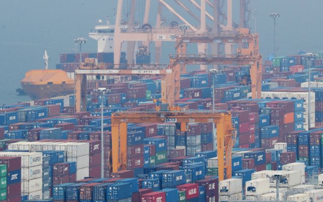 경기 평택시 포승읍 평택항 수출 야적장에 컨테이너들이 쌓여있다. / 사진=뉴스1 김영운 기자 