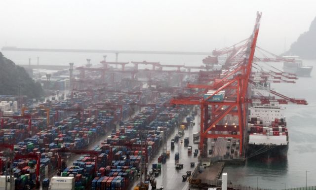 부산 남구 신선대부두에서 컨테이너 선적 및 하역작업이 진행되고 있다. / 사진=뉴시스 하경민 기자