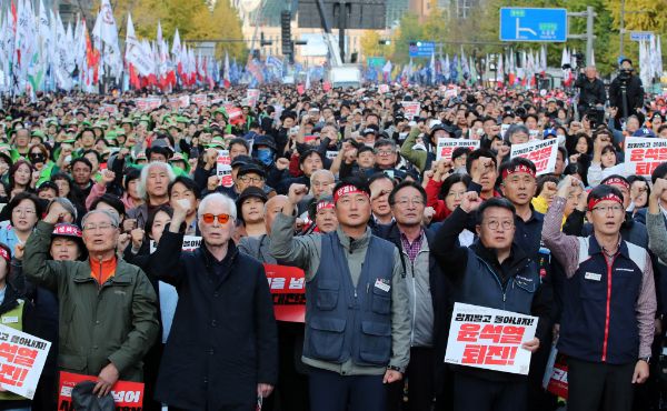 조지호 경찰청장이 지난 9일 서울 도심에서 벌어진 '윤석열 대통령 퇴진 집회' 강경 진압 논란에 대해 "동의하기 어렵다"고 밝혔다. 사진은 지난 9일 서울 세종대로에서 열린 '민주노총, 참지말고 몰아내자! 윤석열 정권 퇴진! 2025 전태일열사 정신계승 전국노동자대회·1차 퇴진총궐기대회'에 참석한 사람들의 모습. /사진=뉴스1