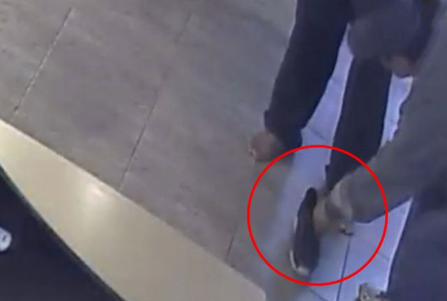 맨발로 매장에 들어온 노숙자에게 새 신발을 신겨 보냈다는 사장의 사연이 감동을 주고 있다. /사진=카페 ‘아프니까 사장이다’ 캡처