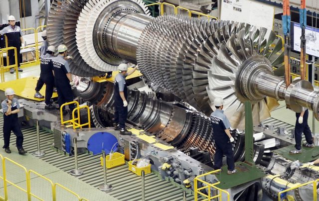 두산에너빌리티 직원들이 가스터빈 초도호기 최종조립을 위해 로터 블레이드를 케이싱에 설치하고 있다. /사진=두산에너빌리티