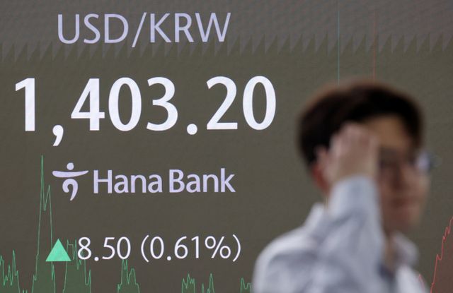 12일 오후 서울 중구 하나은행 딜링룸 전광판에 원·달러 환율이 나타나고 있다. /사진=뉴스1