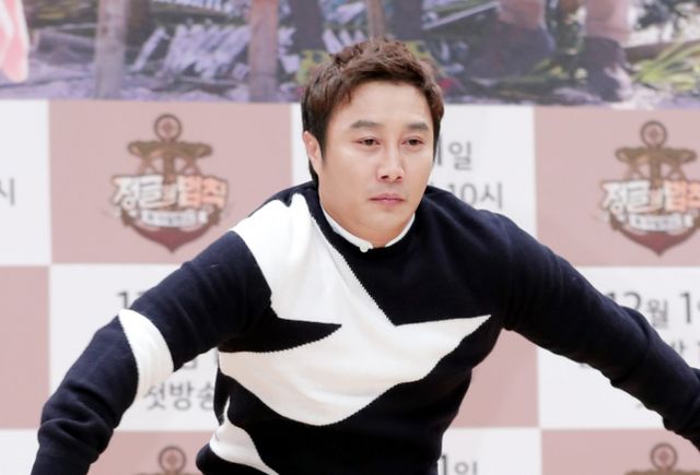 최근 이혼 소식을 전한 개그맨 김병만이 전처 폭행 혐의로 검찰에 송치됐다는 소식이 전해져 충격을 자아내고 있다. 사진은 지난 2017년 11월 울 양천구 목동 SBS사옥에서 열린 '정글의 법칙-쿡 아일랜드' 기자간담회에 참석한 코미디언 김병만. /사진=머니투데이