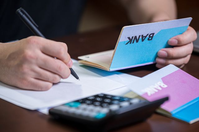 금리 인하기 속 은행·저축은행권이 수신금리를 줄줄이 인하하고 있는 가운데 연 6%에 달하는 고금리 적금상품이 출시돼 눈길을 끈다./사진=이미지투데이