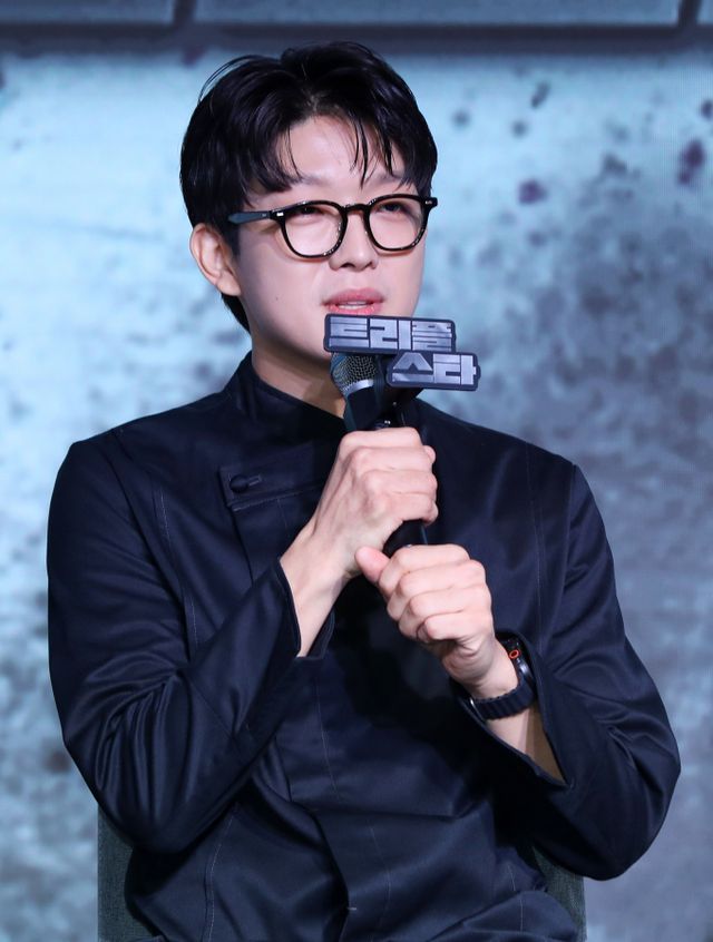 넷플릭스 예능 프로그램 '흑백요리사'에 출연해 이름을 알렸으나 사생활 논란에 휩싸인 셰프 트리플스타가 요리연구가 백종원과 재회했다. 사진은 지난달 7일 서울 마포구 호텔 나루 서울 엠갤러리에서 열린 넷플릭스 예능 '흑백요리사: 요리 계급 전쟁' 기자간담회에 참석한 트리플스타. /사진=뉴시스