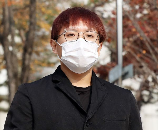 병역 회피 혐의로 집행유예를 선고받은 마약 전과 래퍼 나플라가 다시 대체 복무에 돌입한다. 사진은 2022년 대마 흡입 혐의 항소심 재판 선고 공판을 마친 뒤 법정을 나서는 모습. /사진=머니투데이