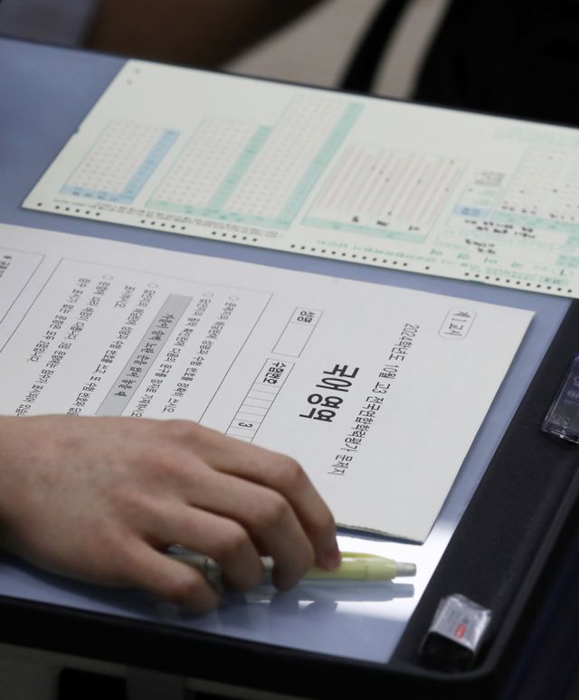 소방청이 대학수학능력시험을 앞두고 청소년 이용시설에 대한 불시 단속을 실시한다. 사진은 10월 전국연합학력평가가 일제히 실시된 지난달 15일 오전 서울 관악구 당곡고등학교에서 고3 수험생들이 시험을 치르는 모습. /사진=뉴스1