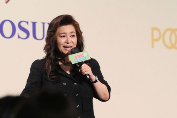 20대 지적장애 아들의 샤워를 도맡는 아내의 사연이 전해져 화제다. 사진은 지난 6월 '한부모 엄마의 자존감 찾기 & 자녀와의 건강한 소통법'을 주제로 강연하고 있는 오은영 박사의 모습. /사진=뉴스1