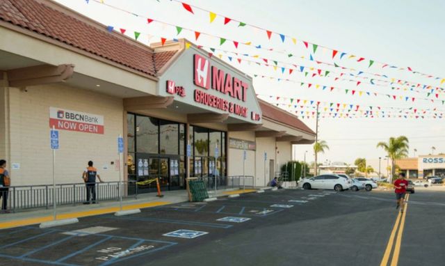 컬리가 지난 9월 미국 최대 한인마트 체인인 H마트와 냉동 가정간편식(HMR) 공급 계약을 맺었다. 컬리는 국내에서 검증된 단독 상품을 중심으로 글로벌 K푸드 시장에 단계적으로 진출할 계획이다. 사진은 H마트 토렌스점 외부 전경. /사진=H마트 홈페이지 갈무리