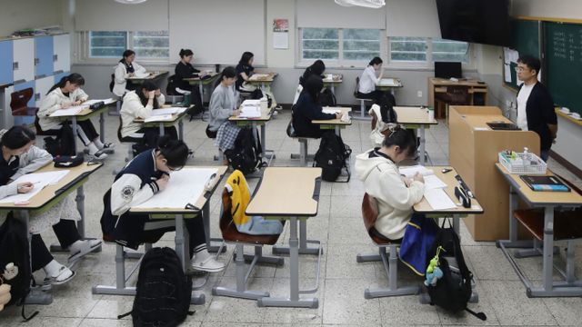 2025학년도 대학수학능력시험 영어듣기평가가 실시되는 동안에는 하늘길이 멈춘다. 사진은 전국연합학력평가가 치러진 학교 모습. /사진=뉴시스