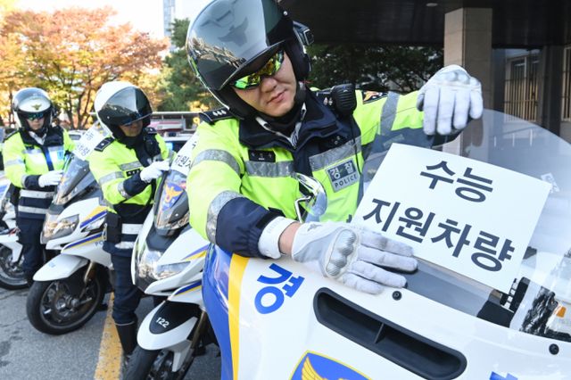 2025학년도 대학수학능력시험을 사흘 앞둔 11일 경기도 수원남부경찰서에서 교통안전계 경찰관들이 수능 지원차량에 안내문을 부착하고 있다./사진-뉴시스