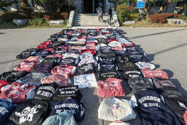 서울 성북구 동덕여자대학교에서 남녀공학 전환에 반대하는 시위가 벌어졌다. 사진은 학생들이 항의의 의미로 본관 앞에 학교 점퍼를 벗어 놓은 모습. /사진=뉴스1