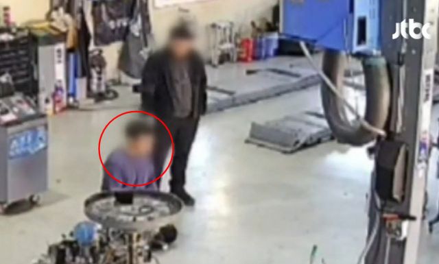 아내 부고를 전하며 대성통곡한 직원의 행동이 알고보니 직장을 그만두기 위한 거짓 연기였다는 사실이 밝혀졌다. 사진은 무릎을 꿇고 사과하는 A씨의 모습. /사진=JTBC '사건반장' 