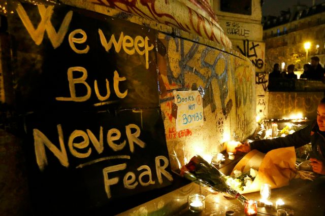 테러 사건에 프랑수아 올랑드 전 프랑스 대통령은 국가 비상사태를 선포하고 국경을 폐쇄했다. 사진은 파리 테러 발생 다음 날 사건 현장 근처에 꽃과 촛불이 놓여 있는 모습. /사진=로이터