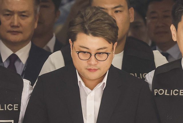 가수 김호중이 음주 뺑소니 죄로 실형을 선고받았다.사진은 지난 5월 서울 서초구 서울중앙지방법원에서 열린 영장실질심사(구속 전 피의자심문)을 마친 뒤 법원을 나선 가수 김호중. /사진=뉴시스