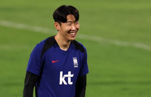  '주장' 손흥민(토트넘 홋스퍼)이 돌아온 홍명보호가 14일(한국시각) 2026 북중미월드컵 3차 예선 B조 5차전 쿠웨이트와의 원정 경기를 치른다. 사진은 지난 12일(현지시각) 쿠웨이트 압둘라 알 칼리파 스타디움에서 훈련하는 모습. /사진=뉴시스