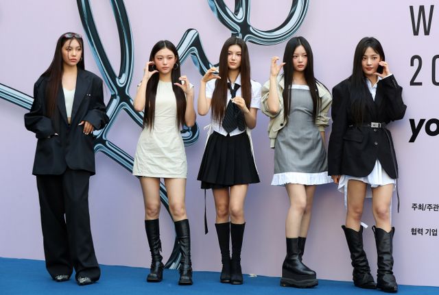 걸그룹 뉴진스가 지난 13일 소속사 어도어에 내용증명을 발송했다. 사진은 뉴진스가 지난 9월3일 서울 중구 동대문디자인플라자(DDP)에서 열린 2025 S/S 서울패션위크 포토월 행사에서 포즈를 취한 모습. 왼쪽부터 혜인, 해린, 다니엘, 하니, 민지. /사진=뉴시스