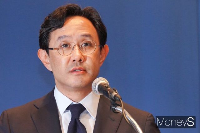 최윤범 고려아연 회장이 13일 서울 중구 대한상공회의소 국제회의장에서 기자회견문을 낭독하고 있다. / 사진=임한별 기자