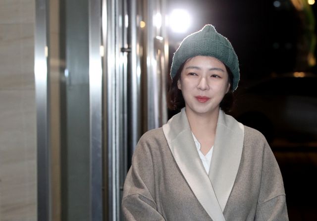 배현진 국민의힘 의원을 습격한 중학생이 첫 재판에서 혐의를 모두 인정하며 깊이 반성한다고 밝혔다. 사진은 피습 사건 이후 8일 만에 공개 활동에 나선 배 의원이 지난 2월2일 서울 송파구 송파책박물관에서 열린 2024 설날 맞이 희망콘서트에 참석한 모습. /사진=뉴스1