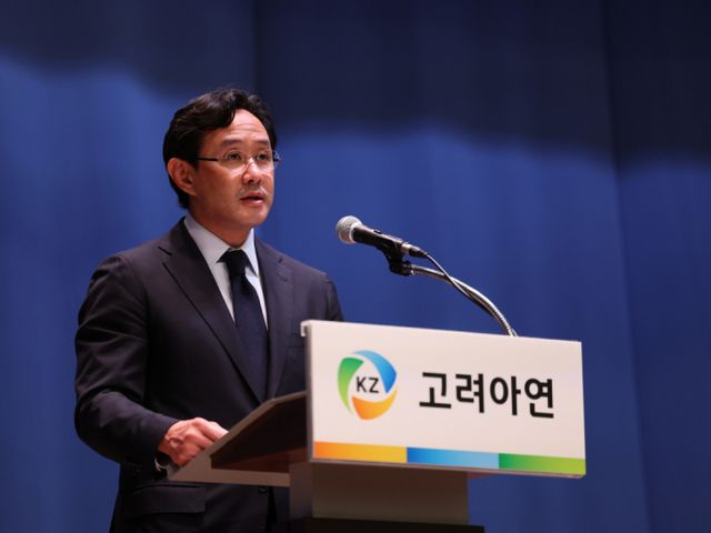 최윤범 고려아연 회장이 13일 서울 중구 대한상의에서 열린 기자회견에서 일반공모 유상증자 철회 및 이사회 의장 사퇴를 밝히고 있다. / 사진=뉴스1 박지혜 기자 /사진=(서울=뉴스1) 박지혜 기자