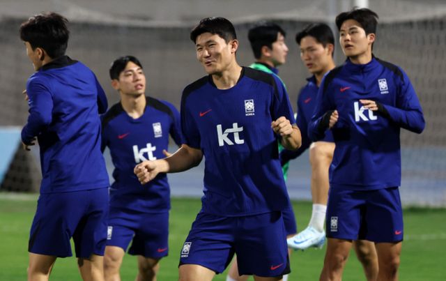 축구선수 김민재가 국제축구연맹(FIFA)에게 세계 최고 수비수들 가운데서도 가장 잘한다는 평가를 받았다. 축구 대표팀 김민재가 쿠웨이트 압둘라 알 칼리파 스타디움에서 훈련을 하는 모습./사진=뉴시스