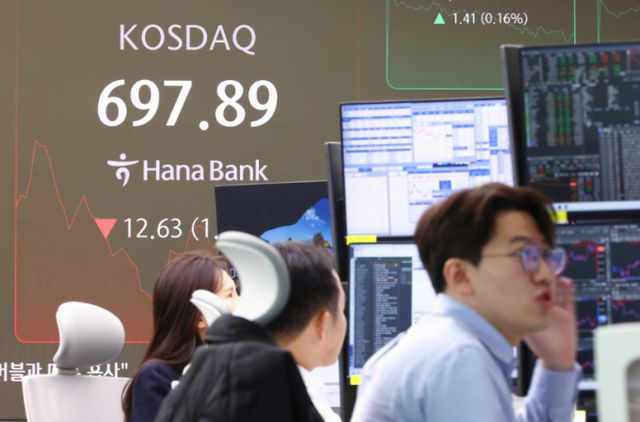 [서울=뉴시스] 황준선 기자 = 코스닥 지수가 2개월 만에 700선 아래로 하락한 13일 오전 서울 중구 하나은행 딜링룸 전광판에 지수가 표시되고 있다.사진=황준선