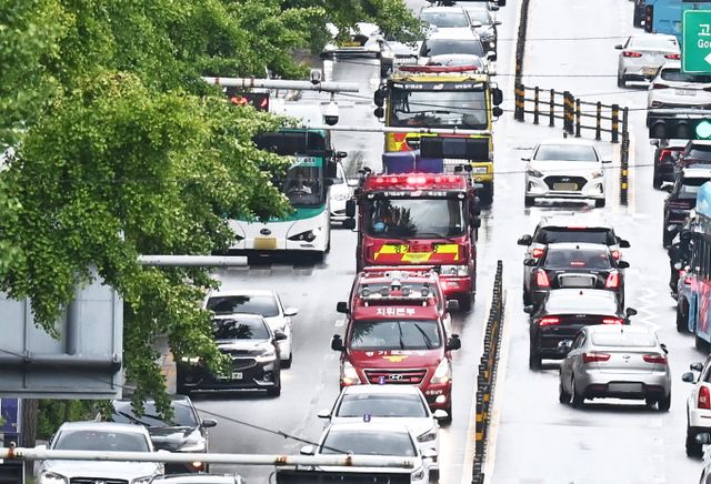 충남 아산시 한 아파트 지하주차장에 주차된 벤츠 전기차에서 불이 났다. 사진은 을지훈련과 민방위훈련이 열린 지난 8월22일 경기 수원시 팔달구 수원역 앞에서 소방차 길터주기 훈련이 실시된 모습. 해당 기사와 상관없음. /사진=뉴시스