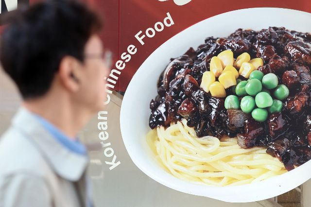  외식업계 개인 자영업자들이 배달앱 수수료 부담에서 벗어나기 위해 대안을 찾고 있지만 쉽지 않다고 토로한다. 지난 12일 서울 소재 한 식당 앞을 시민이 지나가고 있다. /사진=뉴스1