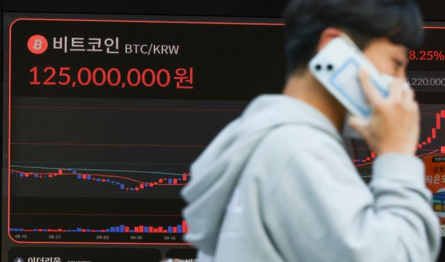  도널드 트럼프 전 대통령의 미국 대선 승리로 비트코인의 가격이 연일 최고가를 기록하고 있는 12일 서울 서초구 빗썸라운지 전광판에 비트코인 등 가상화폐 시세가 표시됐다./사진=뉴시스