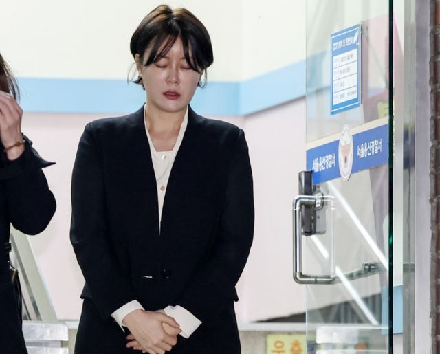 문재인 전 대통령의 딸 문다혜씨가 지난 11일 제주자치경찰단에 출석해 불법 숙박업 혐의를 모두 인정했다. 사진은 '음주운전 혐의'를 받는 문다혜씨가 지난달 18일 서울 용산구 용산경찰서에서 피의자 조사를 마친 뒤 귀가하는 모습. /사진=뉴스1