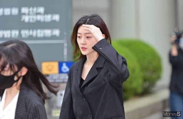 배우 김새론이 2년 만에 연예계로 복귀한다. 사진은 지난해 4월 서울 서초구 서울중앙지방법에서 열린 1심 선고공판을 마치고 법원을 나선 배우 김새론. /사진=장동규 기자