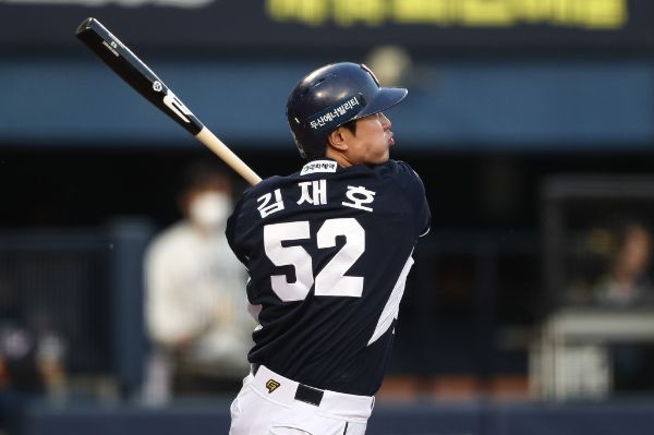 두산 베어스 '원클럽맨' 김재호가 21년 간의 프로 생활에 마침표를 찍는다. 사진은 지난 5월 LG트위스와의 경기에서 2루타를 친 김재호의 모습. /사진=뉴스1