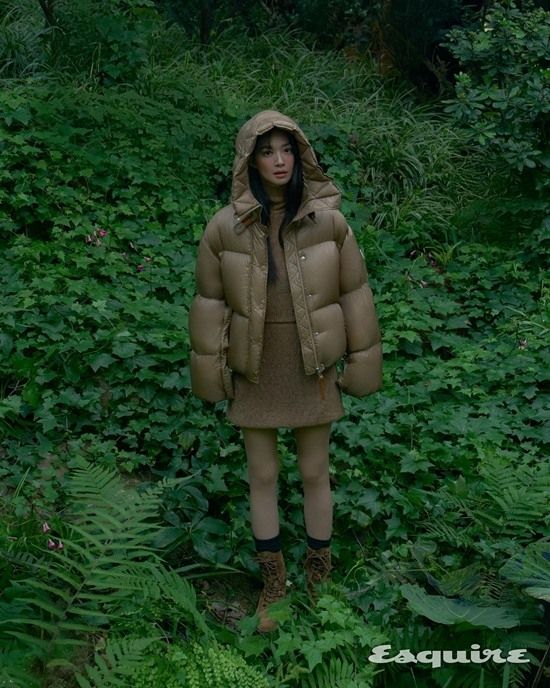 배우 신민아가 패션 매거진 에스콰이어 코리아와 함께 화보 촬영을 했다. /사진=에스콰이어 코리아 홈페이지