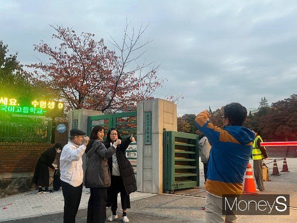 2025학년도 대학수학능력시험(수능)이 실시되는 14일 서울 중구 이화여자외국어고등학교 교문 앞 할아버지를 포함한 온 가족이 수험생을 응원하고 있다. /사진=서혜원 기자