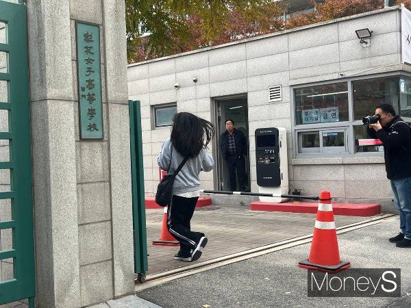 2025학년도 대학수학능력시험(수능)이 실시되는 14일 서울 중구 이화여자외국어고등학교 교문 앞 한 학생이 서둘러 고사장으로 향하고 있다. /사진=서혜원 기자