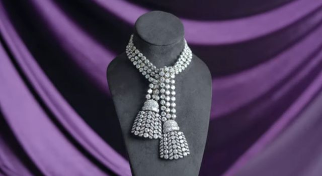 프랑스 왕비였던 마리 앙투아네트가 착용했던 것으로 추측되는 다이아몬드 목걸이가 426만스위스프랑(약 68억원)에 판매됐다. 사진은 소더비스가 공개한 목걸이의 모습. /사진=소더비스 유튜브 영상 캡처 