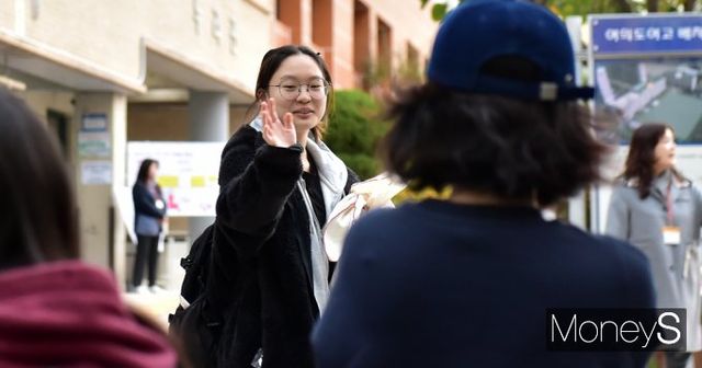 ▲ 가족의 응원 격려에 긴장감 눈녹듯 사라진 수험생 